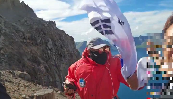 [서울=뉴시스] 우리나라의 한 유튜버가 백두산 천지에서 태극기를 흔들다 현지 공안에게 제지당하는 일이 벌어졌다. (사진='시수기릿' 유튜브 채널 캡처) 2025.07.29 *재판매 및 DB 금지