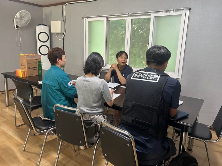 [거창=뉴시스] 거창군 이주노동자 보호를 위한 폭염 합동점검 (사진=거창군 제공) 2025. 07. 29. photo@newsis.com&nbsp; *재판매 및 DB 금지