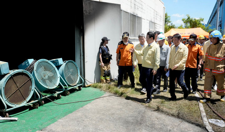 [무안=뉴시스] 29일 HD현대삼호조선소 화재 현장 둘러보는 김영록 전남지사. (사진=전남도 제공) 2025.07.29. photo@newsis.com *재판매 및 DB 금지