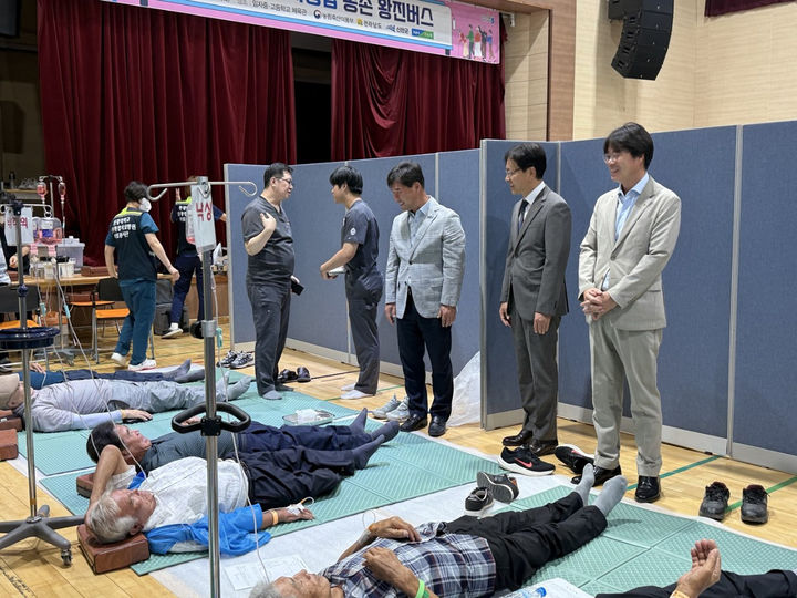 [무안=뉴시스] 29일 전남 신안군 임자도에서 '전남농협 해피버스데이' 복시서비스 행사가 펼쳐진 가운데 어르신들이 영양제 수액 주사를 맞고 있다. (사진=전남농협 제공) 2025.07.29. photo@newsis.com *재판매 및 DB 금지