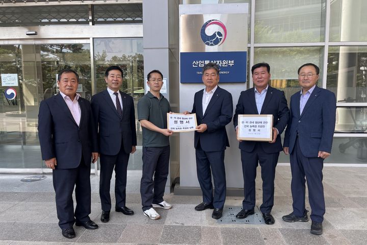 [세종=뉴시스]전국 농축협 조합장 일동이 29일 산업통상자원부와 농림축산식품부를 방문해 성명서를 전달했다. 왼쪽부터 충남축협운영협의회 이은승 조합장(세종공주축산농협), 농협 벼 전국협의회 이보형 조합장(광천농협), 정부관계자, 농협RPC전국협의회 문병완 조합장(보성농협), 축산발전협의회 이덕우 조합장(남양주축산농협), 사과전국협의회 신화범 조합장(북부농협). (사진=농협중앙회 제공) *재판매 및 DB 금지