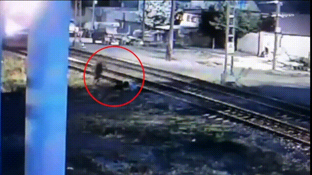 [뉴시스]선로에 쓰러진 시민 구한 남성.(사진= VietNamNet) *재판매 및 DB 금지