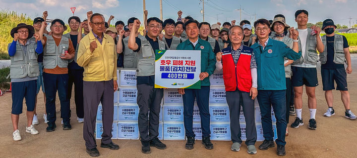 [서울=뉴시스] 29일 예산군 삽교읍에서 진행된 ‘수해지역 피해복구 봉사활동’에서 인천국제공항공사 임직원 봉사자들이 호우 피해 지원 물품(김치)을 전달하고 있다. 2025.07.29. (사진=인천공항공사 제공) photo@newsis.com *재판매 및 DB 금지