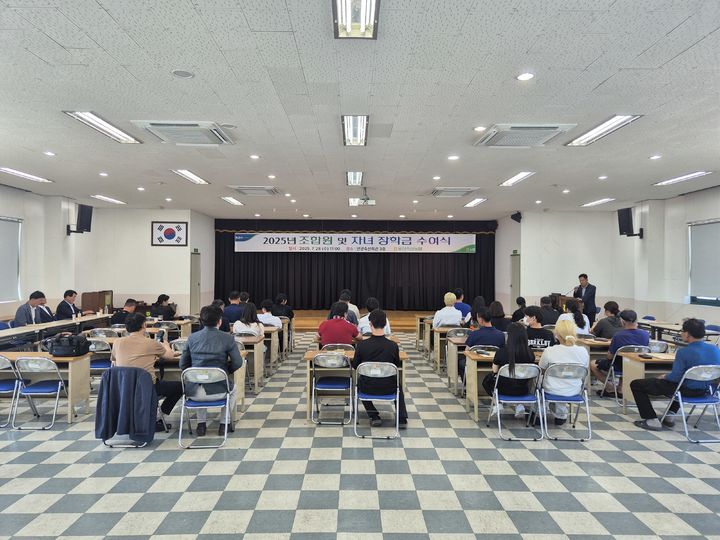 [울산=뉴시스] 울산 축산농협(조합장 윤주보)은 언양 축산회관 3층 회의실에서 ‘2025년 조합원 및 자녀 장학금 수여식’을 개최했다고 29일 밝혔다. (사진= 울산축협 제공) 2025.07.29.photo@newsis.com *재판매 및 DB 금지