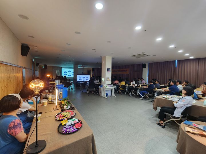 [양산=뉴시스] 치매 관련 기관 종사자를 대상으로 직무 역량 강화 교육을 하고 있다. (사진=양산시 제공) 2025.07.29. photo@newsis.com *재판매 및 DB 금지