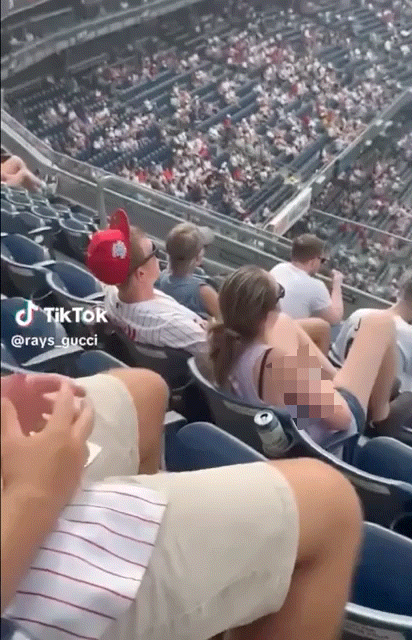 [뉴시스] 미국 메이저리그(MLB) 양키스타디움 관중석에서 성행위로 보이는 장면이 포착돼 논란이 일고 있다.(사진=틱톡)  *재판매 및 DB 금지 *재판매 및 DB 금지