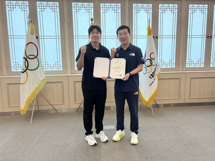 김국영(광주광역시청) 대한체육회 선수위원회 위원장(왼쪽)과 김택수 국가대표선수촌장. 2025.07.29. (사진=대한체육회 제공) *재판매 및 DB 금지