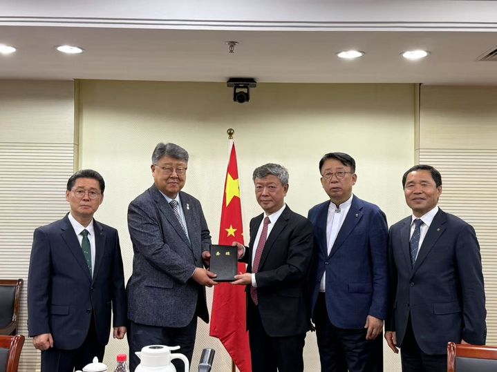 [서울=뉴시스] 28일 중국 난징에서 금릉셔허신학교(난징연합신학교)를 찾아 중국 기독교 지도자인 우웨이 목사를 만난 한국교회총연합 대표회장단. (사진=한국교회총연합 제공) 2025.07.29. photo@newsis.com *재판매 및 DB 금지