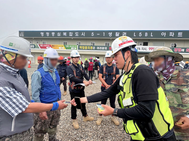 [대전=뉴시스]계룡건설이 기록적인 폭염 속에서 근로자 건강 보호와 안전사고 예방을 위한 '온열질환 Zero 캠페인'을 전개하고 있다. 세종시 공사현상에서 온열질환 예방 체감온도 스티커를 배포하고 있다. (사진=계룡건설 제공) 2025. 07. 29 photo@newsis.com *재판매 및 DB 금지