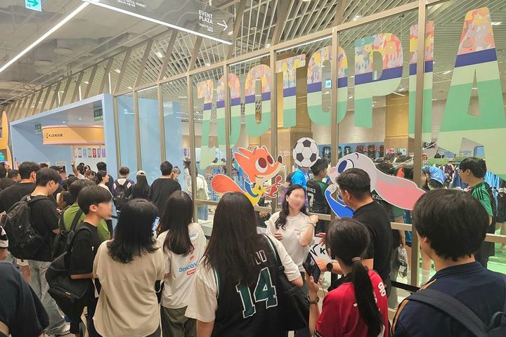 [서울=뉴시스] CU는 지난 25일부터 다음 달 6일까지 서울 여의도 더현대서울에서 '주토피아 친구들의 K리그 원정 여행기' 테마의 팝업스토어를 운영 중이다.(사진=CU 제공) *재판매 및 DB 금지