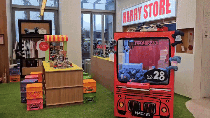 [서울=뉴시스] 이현주 기자=LF의 대표 브랜드 헤지스(HAZZYS)가 29일 오후 2시 서울 명동 헤지스 플래그십 스토어 스페이스H에서 2026년 봄·여름(SS) 시즌 글로벌 수주회 현장을 공개했다. 매장 1층 체험존 모습. 2025.07.29. juic@newsis.com *재판매 및 DB 금지