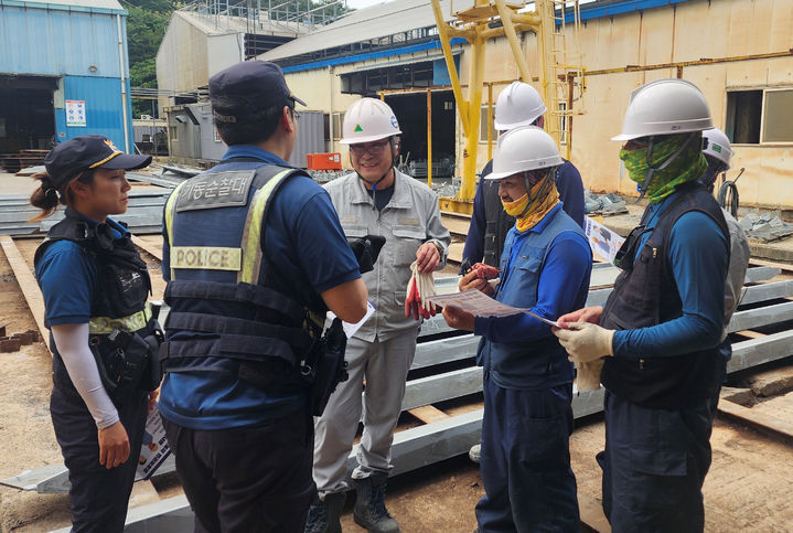 [무안=뉴시스] 전남경찰청 기동순찰대가 29일 외국인 근로자 인권 보호를 위해 지역 한 건설 현장을 찾아가 홍보 활동을 펼치고 있다. (사진=전남경찰청 제공) 2025.07.29. photo@newsis.com *재판매 및 DB 금지