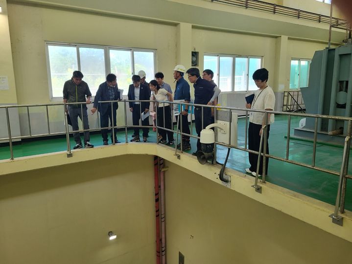 [양산=뉴시스] 김신호 부시장이 상하수도사업소 주요시설을 직접 점검하고 있다. (사진=양산시 제공) 2025.07.30. photo@newsis.com *재판매 및 DB 금지