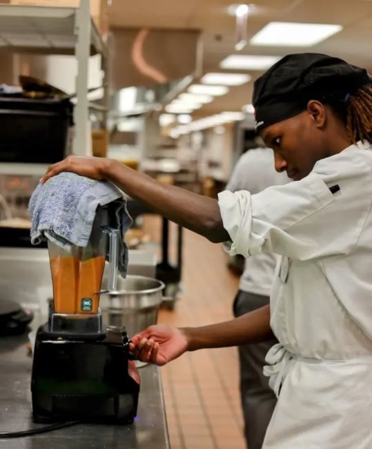 뉴욕포스트가 공개한 시카고 고급 호텔에서 조리사로 근무 중인 폴의 모습이다. (출처=뉴욕포스트) *재판매 및 DB 금지