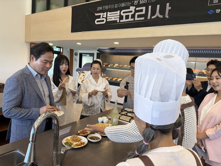 [안동=뉴시스] 29일 경주시 라선재에서 열린 '경북 K-푸드 챌린지'에서 김학홍 경북도 행정부지사와 유튜버 쯔양이 심사를 하고 있다. (사진=경북도 제공) 2025.07.29. photo@newsis.com *재판매 및 DB 금지