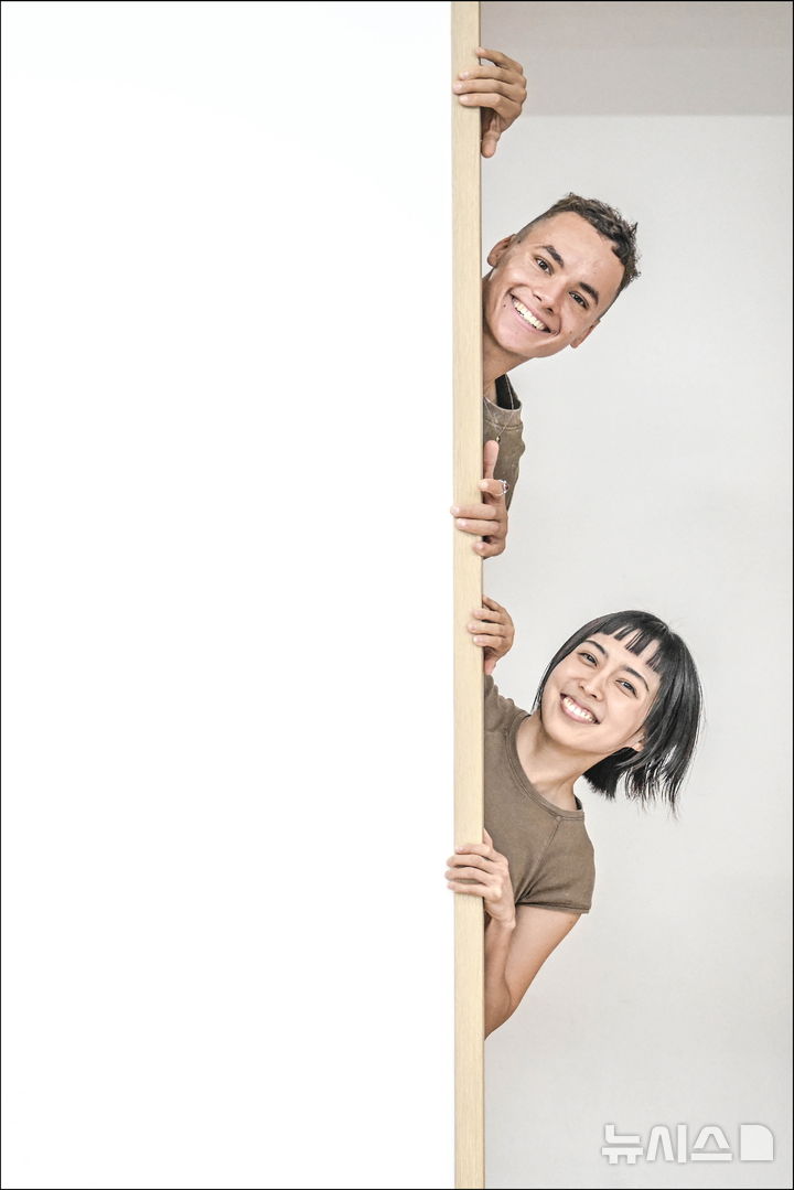 [서울=뉴시스]세종문화회관 '싱크 넥스트'로 신작 '우리(OO-LI)'를 선보이는 안무가 해니(아래쪽)과 미스터 크리스. (사진=세종문화회관 제공)