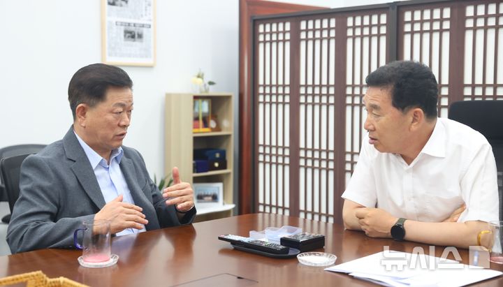 [광명=뉴시스] 박승원 광명시장(사진 왼쪽)이 레저세 조정교부금의 제도 개선을 위해 신정훈 국회 행안위원장에게 설명하고 있다(사진=광명시 제공) 2025.07.29.photo@newsis.com