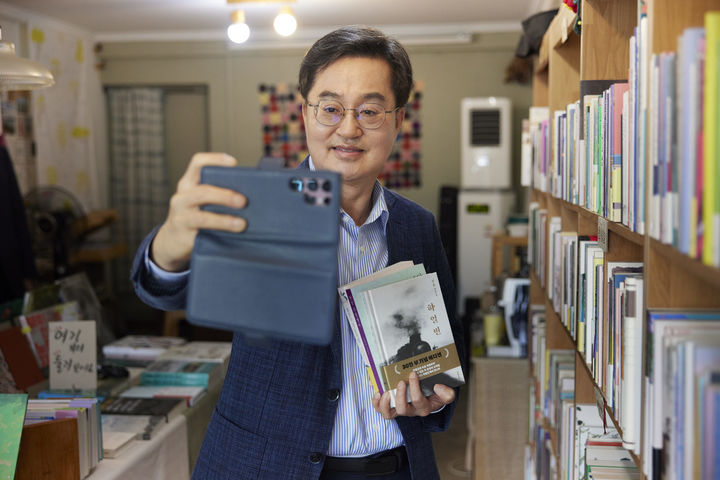 민생회복 소비쿠폰으로 책 구입한 김동연 경기도지사(사진=경기도 제공) *재판매 및 DB 금지