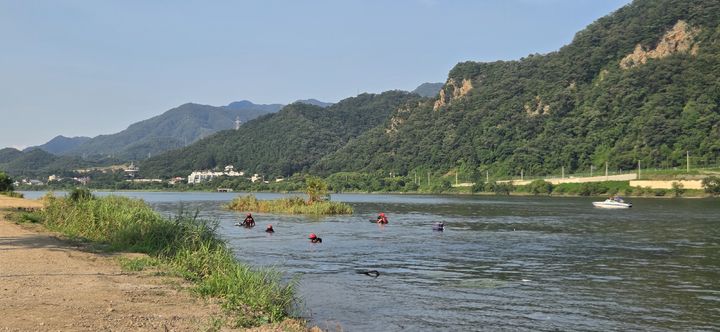 수색인력들이 하천 수풀들을 확인하며 실종자를 찾고 있다. (사진=경기북부소방재난본부 제공) photo@newsis.com *재판매 및 DB 금지