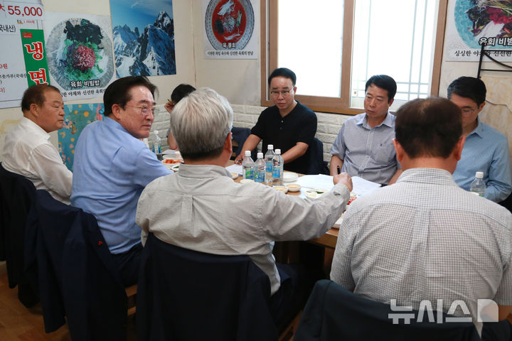 [창원=뉴시스]부산진해경제자유구역청 박성호(뒷줄 가운데) 청장이 29일 청사 인근 한 식당에서 부산진해경제자유구역(BJFEZ) 입주기업협의회 임원진과 오찬 간담회를 갖고 있다.(사진=부산진해경자청 제공)2025.07.29. photo@newsis.com