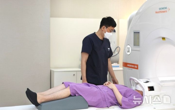[포항=뉴시스] 송종욱 기자 = 포항세명기독병원이 29일 건강보험심사평가원이 발표한 '2023년 1차 영상 검사 적정성 평가'에서 최우수 등급인 1등급을 획득했다. 사진은 포항세명기독병원 영상의학과에서 MRI 검사를 하는 모습. (사진=포항세명기독병원 제공) 2025.07.29. photo@newsis.com