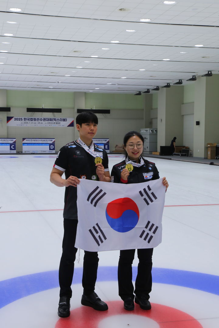 [서울=뉴시스] 2025~2026시즌 컬링 믹스더블 국가대표로 선발된 김선영과 정영석. (사진 = 대한컬링연맹 제공) *재판매 및 DB 금지