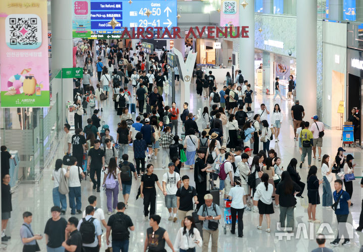 [인천공항=뉴시스] 이영환 기자 = 휴가철인 29일 오전 인천국제공항 제1여객터미널에서 면세구역에서 여행객들이 이동하고 있다. 2025.07.29. 20hwan@newsis.com