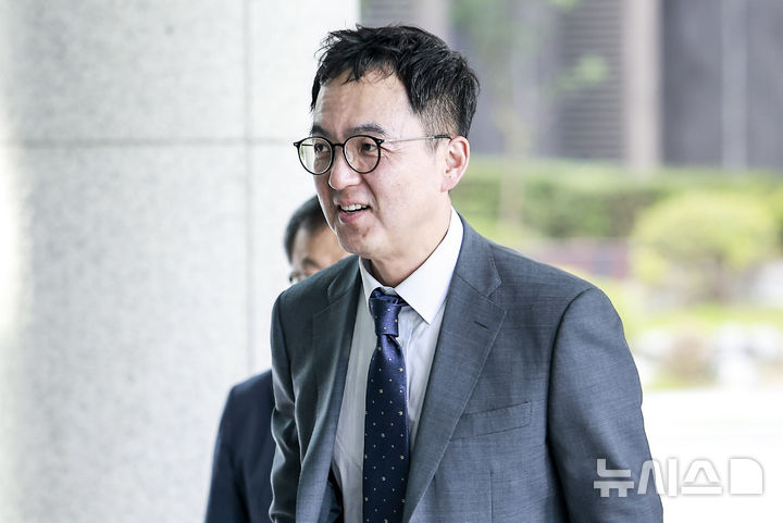 [서울=뉴시스] 정병혁 기자 = 구자현 신임 서울고등검찰청장이 29일 서울 서초구 서울고등검찰청으로 출근하고 있다. 2025.07.29. jhope@newsis.com