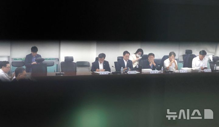 [서울=뉴시스] 조성봉 기자 = 이형일(왼쪽 두번째)기획재정부 1차관과 허영(오른쪽 네번째) 더불어민주당 정책수석부대표 등이 29일 오전 서울 여의도 국회에서 열린 당정협의에서 배당소득 분리과세 등 세제개편 논의를 하고 있다. 2025.07.29. suncho21@newsis.com