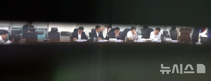 [서울=뉴시스] 조성봉 기자 = 이형일(왼쪽 세번째)기획재정부 1차관과 허영(오른쪽 네번째) 더불어민주당 정책수석부대표 등이 29일 오전 서울 여의도 국회에서 열린 당정협의에서 배당소득 분리과세 등 세제개편 논의를 하고 있다. 2025.07.29. suncho21@newsis.com