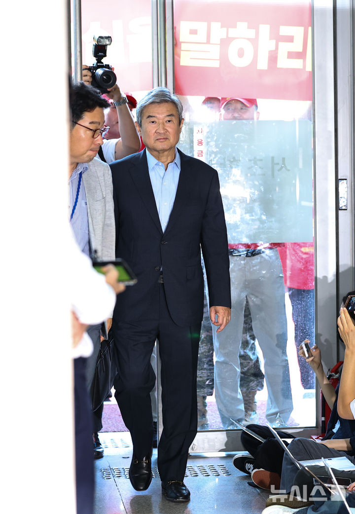 [서울=뉴시스] 최진석 기자 = 조태용 전 국정원장이 29일 오전 서울 서초구 이명현 순직 해병 특별검사 사무실에 직권남용 혐의 피의자로 소환되어 출석하고 있다. 2025.07.29. myjs@newsis.com