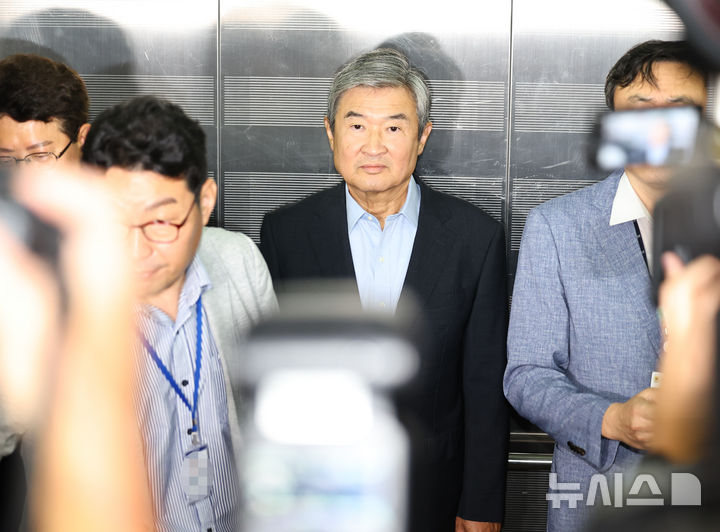 [서울=뉴시스] 최진석 기자 = 조태용 전 국정원장이 29일 오전 서울 서초구 이명현 순직 해병 특별검사 사무실에 직권남용 혐의 피의자로 소환되어 출석하고 있다. 2025.07.29. myjs@newsis.com