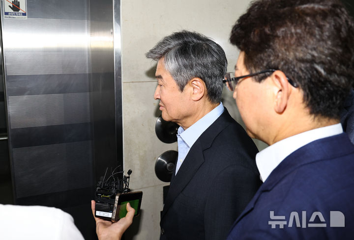 [서울=뉴시스] 최진석 기자 = 조태용 전 국정원장이 29일 오전 서울 서초구 이명현 순직 해병 특별검사 사무실에 직권남용 혐의 피의자로 소환되어 출석하고 있다. 2025.07.29. myjs@newsis.com