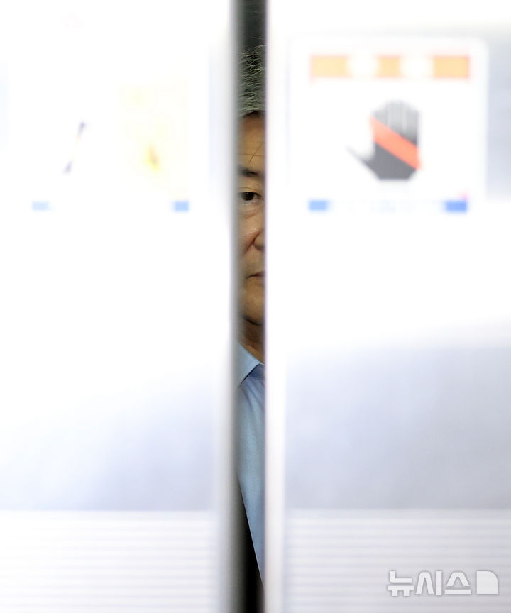 [서울=뉴시스] 최진석 기자 = 조태용 전 국정원장이 29일 오전 서울 서초구 이명현 순직 해병 특별검사 사무실에 직권남용 혐의 피의자로 소환되어 출석하고 있다. 2025.07.29. myjs@newsis.com