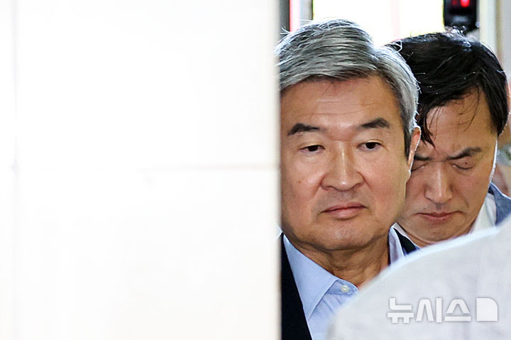 [서울=뉴시스] 최진석 기자 = 조태용 전 국정원장이 29일 오전 서울 서초구 이명현 순직 해병 특별검사 사무실에 직권남용 혐의 피의자로 소환되어 출석하고 있다. 2025.07.29. myjs@newsis.com