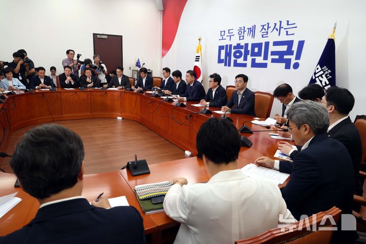 [서울=뉴시스] 조성봉 기자= 김병기 더불어민주당 당대표 직무대행 겸 원내대표가 29일 오전 서울 여의도 국회에서 열린 원내대책회의에서 발언을 하고 있다. 2025.07.29. suncho21@newsis.com