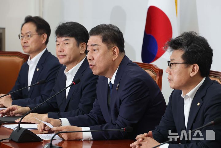 [서울=뉴시스] 조성봉 기자= 김병기 더불어민주당 당대표 직무대행 겸 원내대표가 29일 오전 서울 여의도 국회에서 열린 원내대책회의에서 발언을 하고 있다. 2025.07.29. suncho21@newsis.com