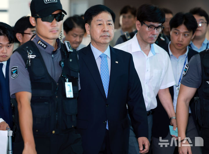[인천공항=뉴시스] 이영환 기자 = 구윤철 경제부총리 겸 기획재정부 장관이 한미 관세협상을 위해 29일 오전 인천국제공항 제2여객터미널을 통해 미국 워싱턴D.C.로 출국하고 있다. 2025.07.29. 20hwan@newsis.com