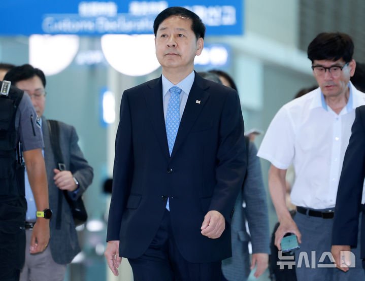 [인천공항=뉴시스] 이영환 기자 = 구윤철 경제부총리 겸 기획재정부 장관이 한미 관세협상을 위해 29일 오전 인천국제공항 제2여객터미널을 통해 미국 워싱턴D.C.로 출국하고 있다. 2025.07.29. 20hwan@newsis.com