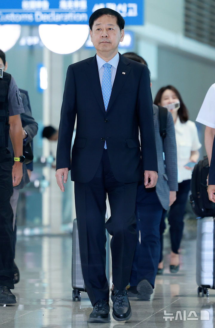 [인천공항=뉴시스] 이영환 기자 = 구윤철 경제부총리 겸 기획재정부 장관이 한미 관세협상을 위해 29일 오전 인천국제공항 제2여객터미널을 통해 미국 워싱턴D.C.로 출국하고 있다. 2025.07.29. 20hwan@newsis.com