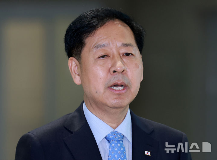 [인천공항=뉴시스] 이영환 기자 = 한미 관세협상을 앞둔 구윤철 경제부총리 겸 기획재정부 장관이 29일 오전 인천국제공항 제2여객터미널에서 미국 워싱턴D.C. 출국을 앞두고 발언을 하고 있다. 2025.07.29. 20hwan@newsis.com