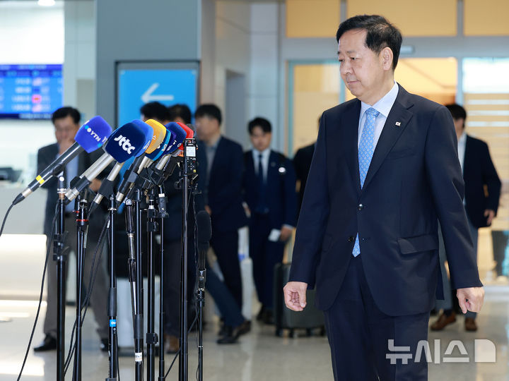 [인천공항=뉴시스] 이영환 기자 = 한미 관세협상을 앞둔 구윤철 경제부총리 겸 기획재정부 장관이 29일 오전 인천국제공항 제2여객터미널에서 미국 워싱턴D.C. 출국을 앞두고 취재진 앞에 서고 있다. 2025.07.29. 20hwan@newsis.com