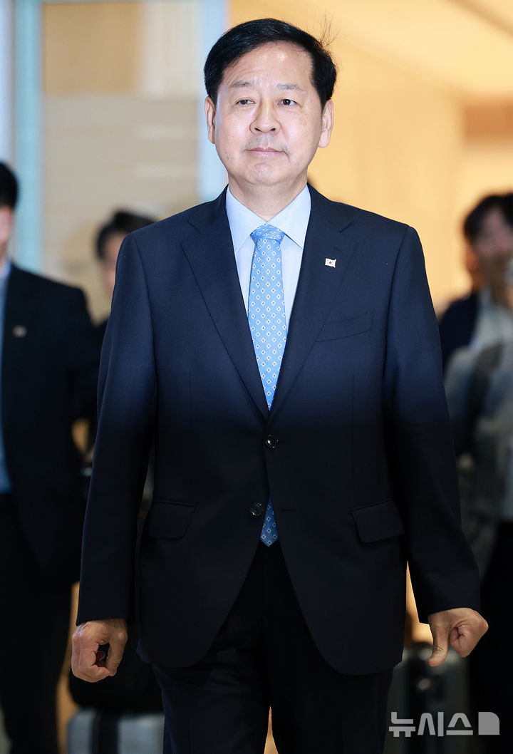 [인천공항=뉴시스] 이영환 기자 = 한미 관세협상을 앞둔 구윤철 경제부총리 겸 기획재정부 장관이 29일 오전 인천국제공항 제2여객터미널에서 미국 워싱턴D.C. 출국을 앞두고 취재진을 향해 걸어가고 있다. 2025.07.29. 20hwan@newsis.com