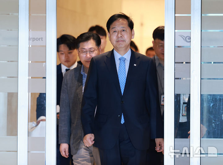 [인천공항=뉴시스] 이영환 기자 = 구윤철 경제부총리 겸 기획재정부 장관이 한미 관세협상을 위해 29일 오전 인천국제공항 제2여객터미널을 통해 미국 워싱턴D.C.로 출국하고 있다. 2025.07.29. 20hwan@newsis.com