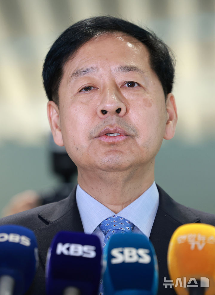 [인천공항=뉴시스] 이영환 기자 = 한미 관세협상을 앞둔 구윤철 경제부총리 겸 기획재정부 장관이 29일 오전 인천국제공항 제2여객터미널에서 미국 워싱턴D.C. 출국을 앞두고 발언을 하고 있다. 2025.07.29. 20hwan@newsis.com