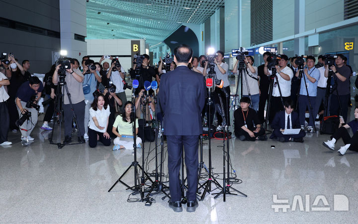 [인천공항=뉴시스] 이영환 기자 = 한미 관세협상을 앞둔 구윤철 경제부총리 겸 기획재정부 장관이 29일 오전 인천국제공항 제2여객터미널에서 미국 워싱턴D.C. 출국을 앞두고 발언을 하고 있다. 2025.07.29. 20hwan@newsis.com