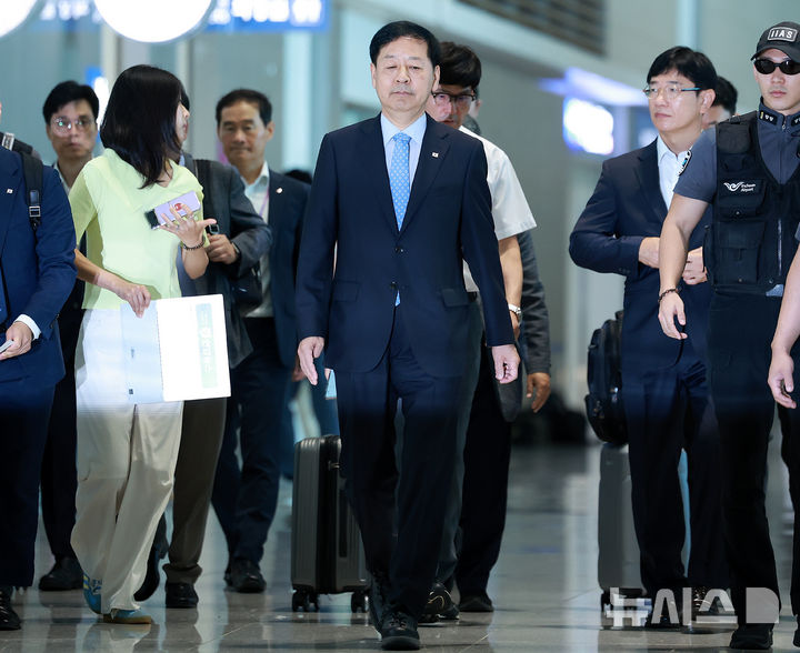 [인천공항=뉴시스] 이영환 기자 = 구윤철 경제부총리 겸 기획재정부 장관이 한미 관세협상을 위해 29일 오전 인천국제공항 제2여객터미널을 통해 미국 워싱턴D.C.로 출국하고 있다. 2025.07.29. 20hwan@newsis.com