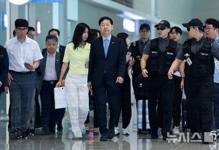 [인천공항=뉴시스] 이영환 기자 = 구윤철 경제부총리 겸 기획재정부 장관이 한미 관세협상을 위해 29일 오전 인천국제공항 제2여객터미널을 통해 미국 워싱턴D.C.로 출국하고 있다. 2025.07.29. 20hwan@newsis.com