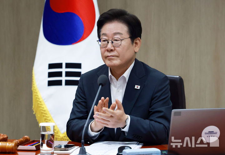 [서울=뉴시스] 최동준 기자 = 이재명 대통령이 29일 서울 용산 대통령실 청사에서 열린 국무회의에서 신임 국무위원을 향해 박수치고 있다. (대통령실통신사진기자단) 2025.07.29. photocdj@newsis.com