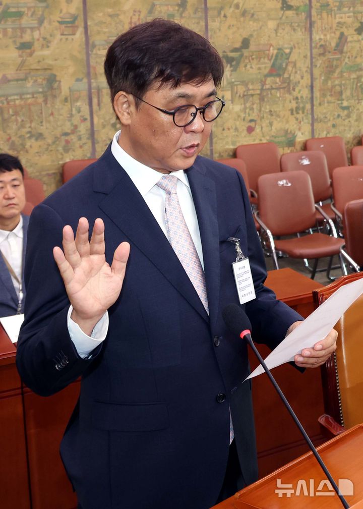 [서울=뉴시스] 조성봉 기자 = 최휘영 문화체육관광부 장관 후보자가 29일 서울 여의도 국회 문화체육관광위원회에서 열린 인사청문회에서 선서를 하고 있다. 2025.07.29. suncho21@newsis.com